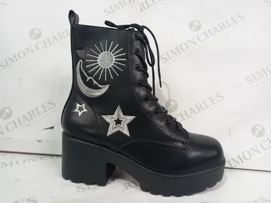 BOXED PAIR OF KOI ANKLE BOOTS IN BLACK W. SILVER MOON & STARS DETAIL SIZE 6