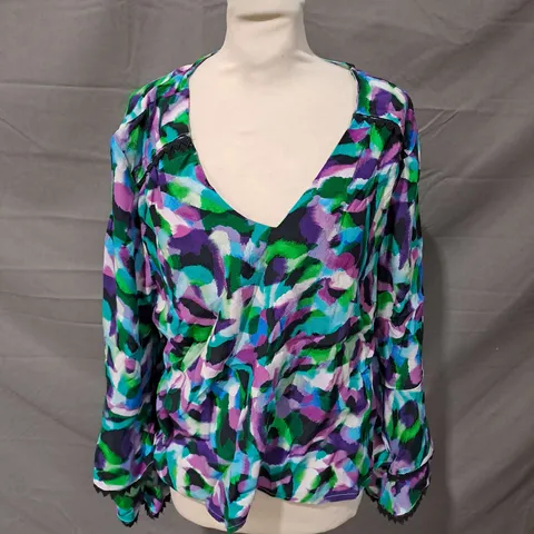 WALLIS ABSTRACT PRINT DOUBLE FLUTED SLEEVE TOP IN MULTI SIZE 20