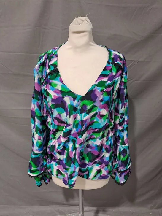 WALLIS ABSTRACT PRINT DOUBLE FLUTED SLEEVE TOP IN MULTI SIZE 20