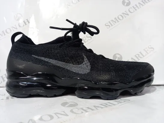 PAIR OF NIKE SHOES IN BLACK UK SIZE 10