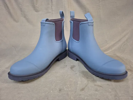 BOXED PAIR OF MERRY PEOPLE BOBBI BOOTS IN BLUE/NAVY EU SIZE 40