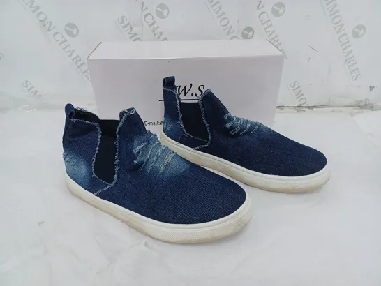 APPROXIMATELY 10 PAIRS OF BOXED W.S FLAT TRAINERS SLIP-ON DISTRESSED BLUE IN VARIOUS SIZES