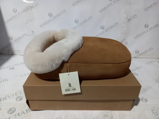 THE HOUSE BRUAR SHEEPSKIN FOOTWARMER CHESNUT TAN SIZE M