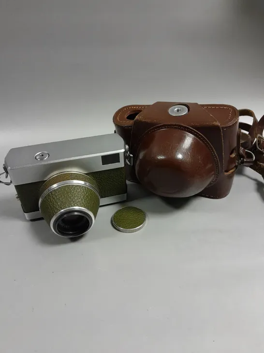 UNBRANDED VINTAGE CAMERA WITH CASE 