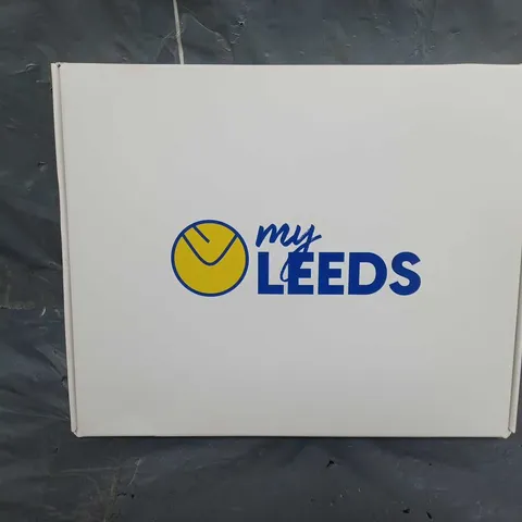 BOXED MY LEEDS BUCKET HAT WITH BADGES