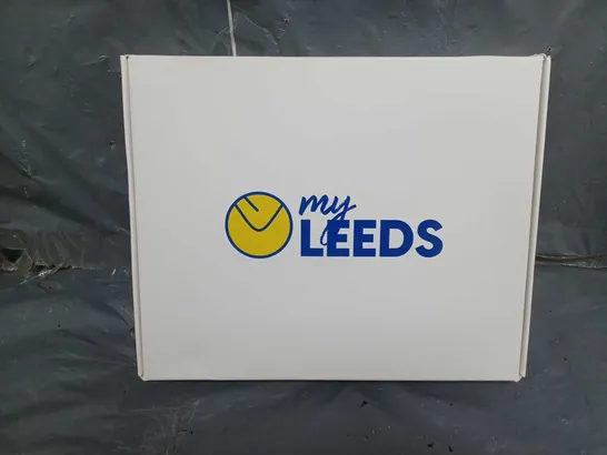 BOXED MY LEEDS BUCKET HAT WITH BADGES