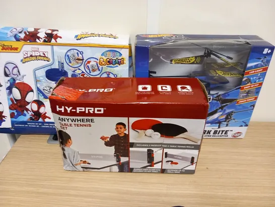 APPROXIMATELY 13 ASSORTED PRODUCTS TO INCLUDE; HY-PRO ANYWHERE TENNIS, MARVEL SPIDEY AMAZING FRIENDS TRANSFER ART SET AND HOT WHEELS RC SHARK BITE