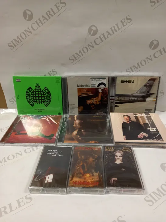 BOX OF APPROXIMATELY 50 ASSORTED CD'S & TAPES TO INCLUDE MINISTRY OF SOUND ANNUAL, EMINEM, ARCTIC MONKEYS ETC 