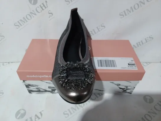 BOXED PAIR OF MODA IN PELLE ELISSA SLIP-ON SHOES IN METALLIC PEWTER W. JEWEL EFFECT UK SIZE 7