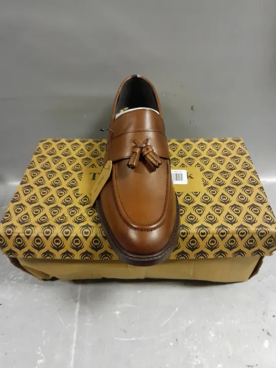 BOXED PAIR OF THOMAS CRICK CLAYTON DRESS SHOES - 9