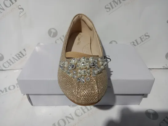 BOXED PAIR OF DREAM PAIRS AURORA SLIP-ON SHOES IN GOLD GLITTER W. PEARL EFFECT DETAIL UK SIZE 1