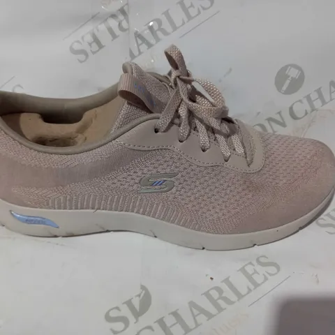 BOXED PAIR OF SKECHERS TRAINERS IN MUTED PINK UK SIZE 4.5