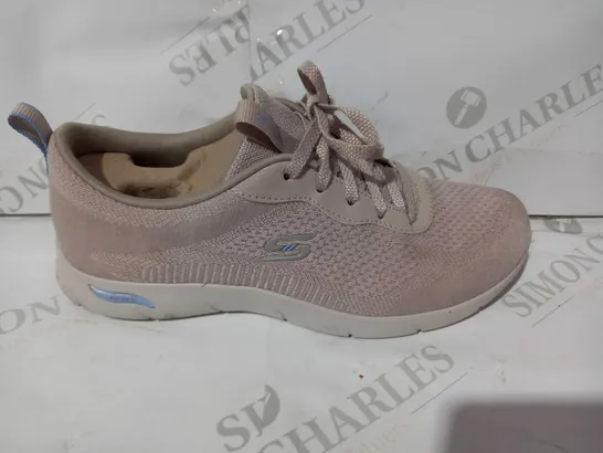 BOXED PAIR OF SKECHERS TRAINERS IN MUTED PINK UK SIZE 4.5