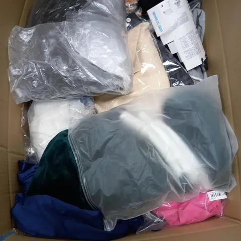 BOX OF APPROX. 40 ASSORTED CLOTHING VARYING IN SIZE/COLOUR/STYLE TO INCLUDE:  TOPS, JEANS, JUMPERS