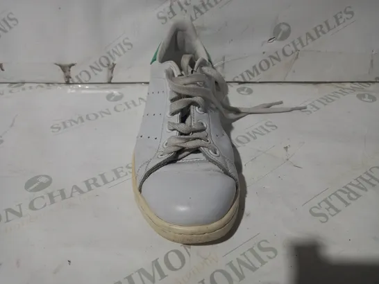 BOXED PAIR OF DESIGNER SHOES IN THE STYLE OF ADIDAS STAN SMITH IN WHITE/GREEN UK SIZE 8