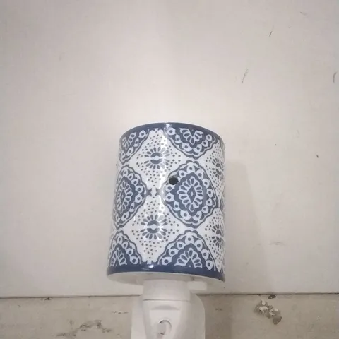 BOXED PLUGGABLE FRAGRANCE WARMER  (INDIGO PORCELAIN PIIND)