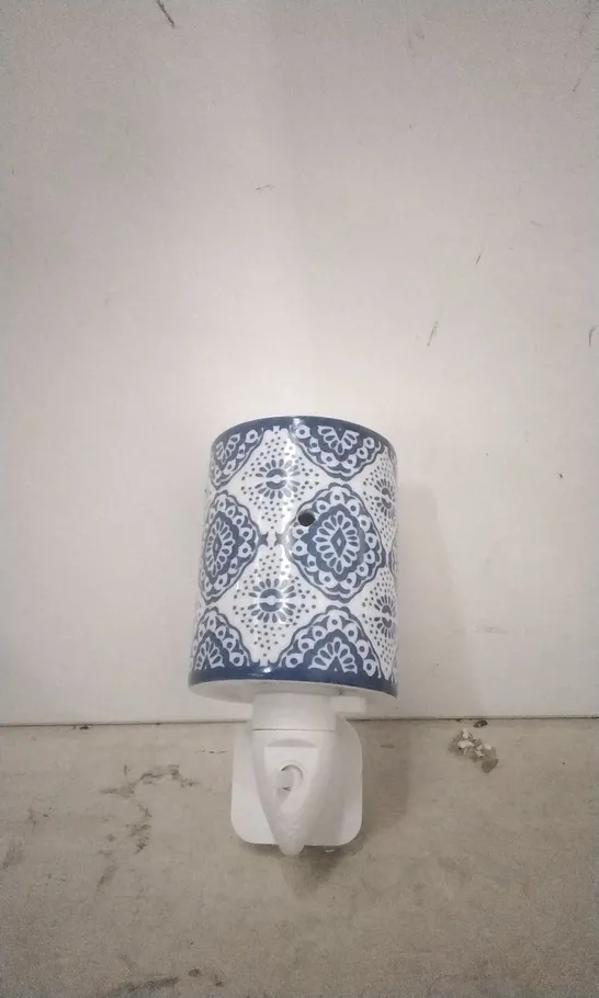 BOXED PLUGGABLE FRAGRANCE WARMER  (INDIGO PORCELAIN PIIND)