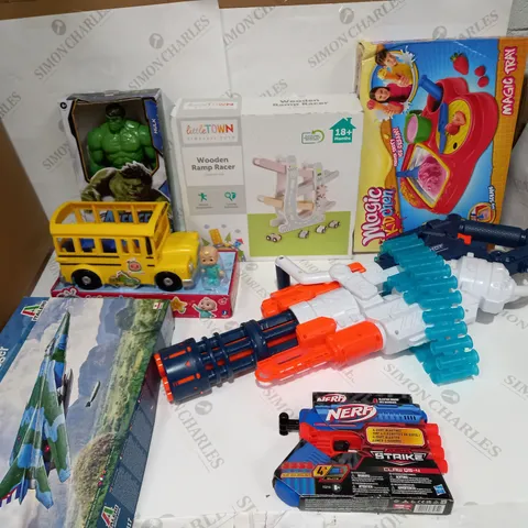 LOT OF APPROX 15 ASSORTED TOYS TO INCLUDE TOY DART GUNS, BABY CARS, ACTION FIGURES ETC