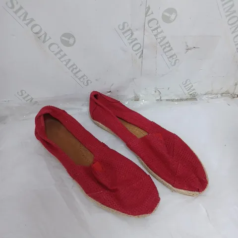 LARGE BOX OF APPROXIMATELY 10 DESIGNER SLIP-ON RED PUMPS IN VARIOUS SIZES 