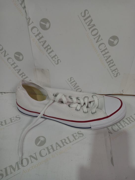 PAIR OF CONVERSE SIZE 8