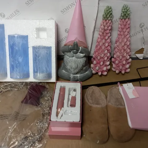 LOT OF 7 ASSORTED HOUSEHOLD ITEMS TO INCLUDE GARDEN ORNAMENTS, TILI COSMETICS BAG AND LED CANDLES