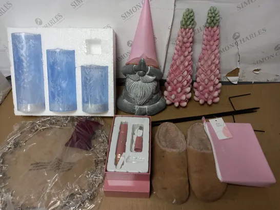 LOT OF 7 ASSORTED HOUSEHOLD ITEMS TO INCLUDE GARDEN ORNAMENTS, TILI COSMETICS BAG AND LED CANDLES