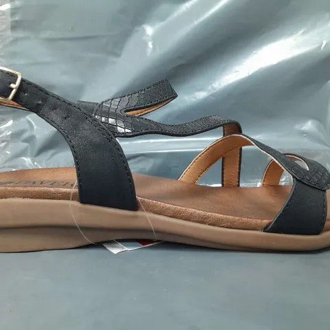 BOXED PAIR OF PAVERS OPEN TOE LOW WEDGE SANDALS IN BLACK SIZE 6