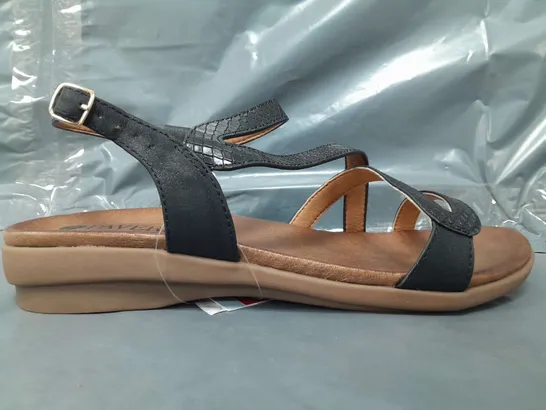 BOXED PAIR OF PAVERS OPEN TOE LOW WEDGE SANDALS IN BLACK SIZE 6