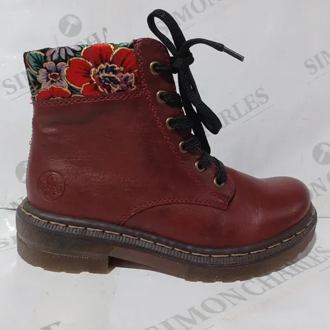 BOXED PAIR OF RIEKER RED INTEREST COLOUR BOOT SIZE 4