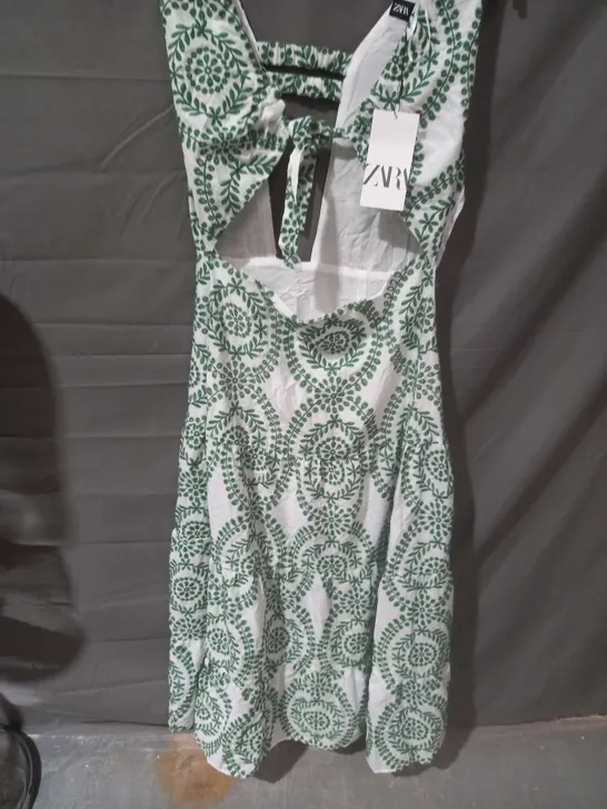 ZARA GREEN FLORAL EMBROIDERED DRESS - L