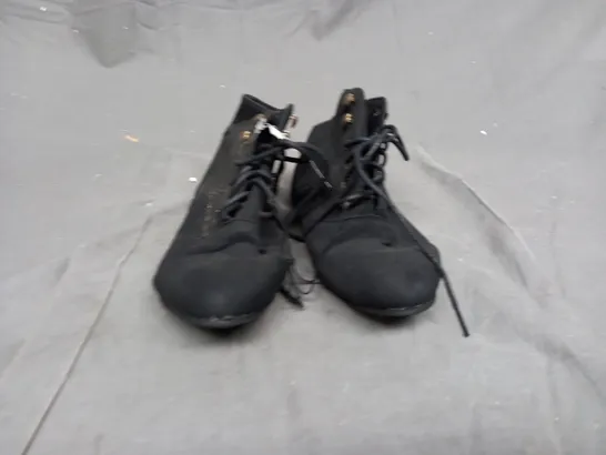 A BOX OF APPROXIMATELY 10 BOOTS. ALL BLACK - VARIOUS SIZES 