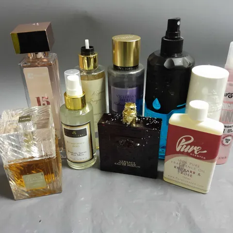 BOX OF APPROXIMATELY 10 ASSORTED UMBOXED FRAGRANCES TO INCLUDE - VERSACE EROS FLAME - VICTORIA'S SECRET MIDNIGHT BLOOM - BRAZILIAN CRUSH FRAGRANCE MIST - ETC - COLLECTION ONLY