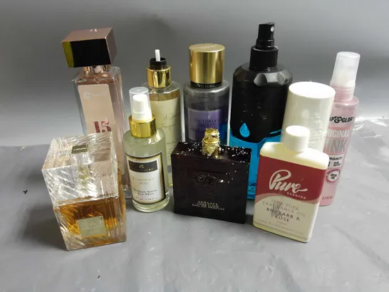 BOX OF APPROXIMATELY 10 ASSORTED UMBOXED FRAGRANCES TO INCLUDE - VERSACE EROS FLAME - VICTORIA'S SECRET MIDNIGHT BLOOM - BRAZILIAN CRUSH FRAGRANCE MIST - ETC - COLLECTION ONLY