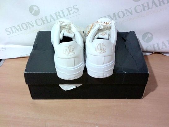 BOXED PAIR OF NIKE TRAINERS SIZE 4