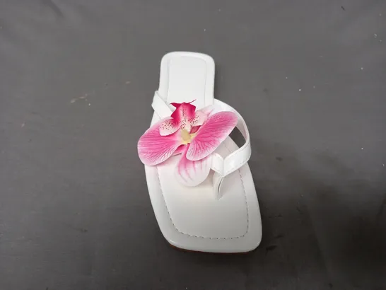 BOXED PAIR OF DESIGNER TOE-POST SANDALS IN WHITE W. PINK FLOWER DETAIL EU SIZE 39