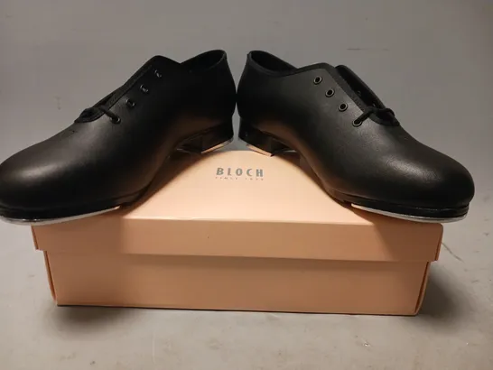 BOXED PAIR OF BLOCH TAP DANCING SHOES IN BLACK SIZE 8