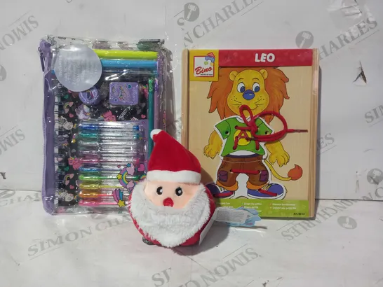 BOX OF PPROXIMATELY 15 ASSORTED TOYS AND GAMES TO INCLUDE BINGO LEO, SMIGGLE PURRFECT DREAM PE & NOTEBOOK PACK, SOUND PETS SANTA, ETC