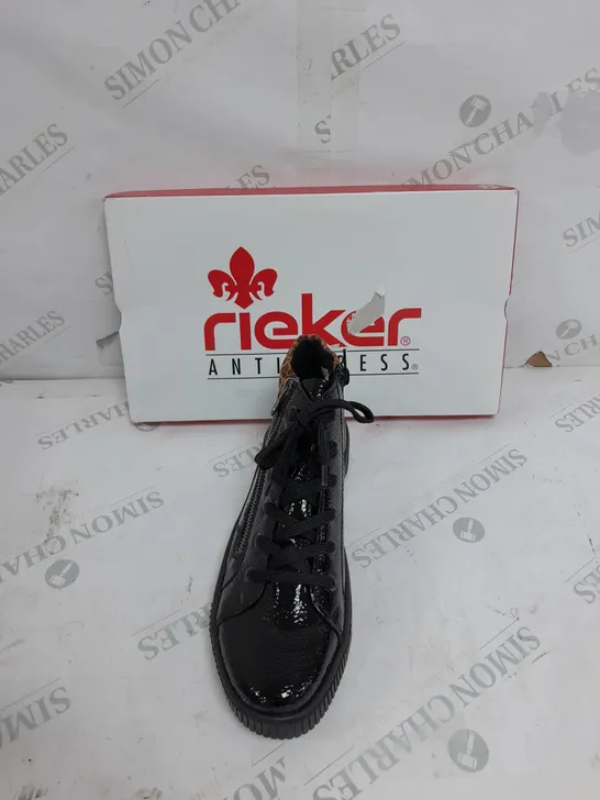 BOXED PAIR OF RIEKER HI TOP CUFF TRAINERS IN BLACK UK SIZE 6.5