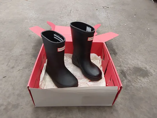 BOXED PAIR OF HUNTER BRAND CHILDREN'S WELLINGTON BOOTS KIDS SIZE 7 (1 BOX)