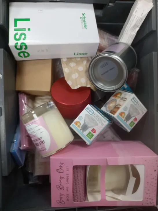 BOX OF APPROXIMATELY 10 ASSORTED ITEMS TO INCLUDE - CANDLE, WAX MELTS, BULBS ETC