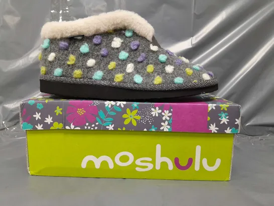 BOXED PAIR OF MOSHULU SLIPPERS IN MUTICOLOUR SIZE 7