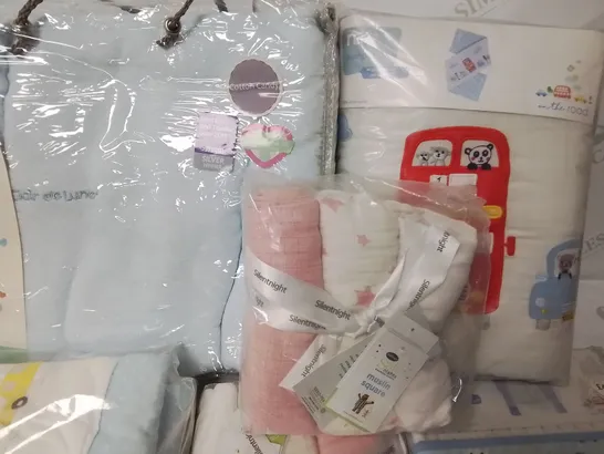 LOT OF ASSORTED BABY FABRIC ITEMS TO INCLUDE SILENTNIGHT MUSLIN SQUARES, CRIB BALES AND BUMPER