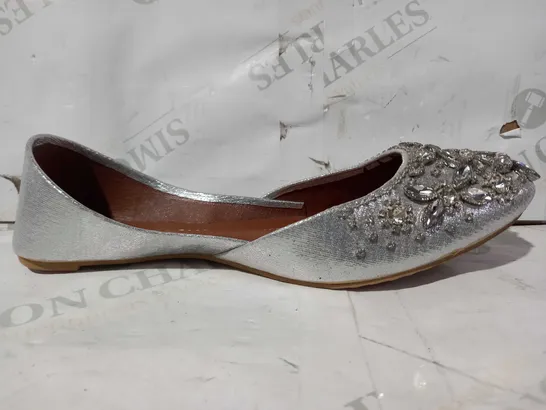 BOXED PAIR OF SANDAL HOUSE CLOSED TOE SLIP-ON SHOES IN METALLIC SILVER COLOUR WITH JEWEL EFFECT UK SIZE 6