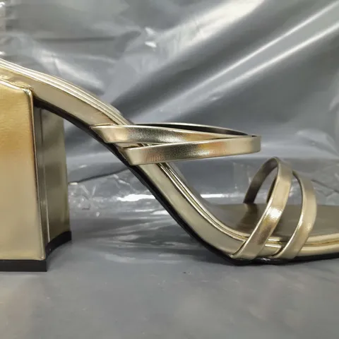 BOXED PAIR OF PRETTY LITTLE THING OPEN TOE HIGH BLOCK HEEL SANDALS IN METALLIC GOLD SIZE 5