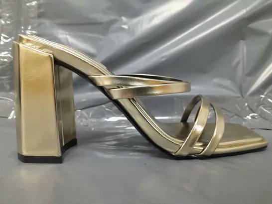 BOXED PAIR OF PRETTY LITTLE THING OPEN TOE HIGH BLOCK HEEL SANDALS IN METALLIC GOLD SIZE 5