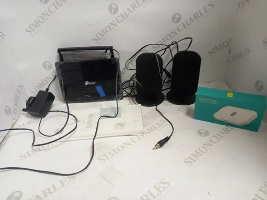 LOT OF APPROXIMATELY 10 ASSORTED ELECTRICAL ITEMS & ACCESSORIES, TO INCLUDE EE MINI HUB, ROUTER, USB SPEAKERS, ETC