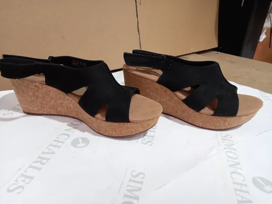 BOXED CLARKS ANNADEL BARI WEDGE SANDAL WIDE FIT BEIGE STYLE SIZE 6