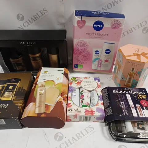 APPROXIMATELY 10 ASSORTED HEALTH & BEAUTY GIFT SETS TO INCLUDE TED BAKER, SANCTUARY SPA, YARDLEY ETC 