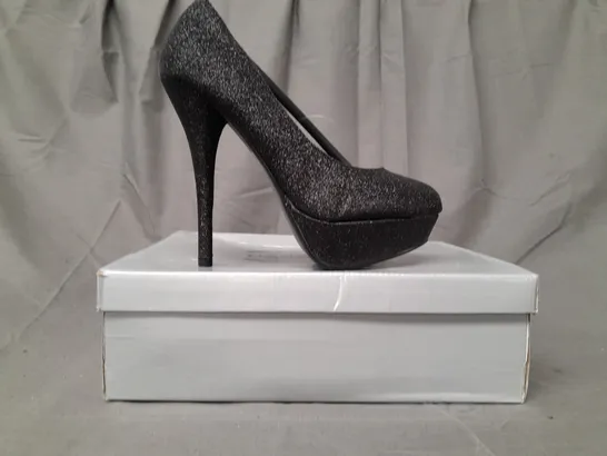 BOX OF APPROXIMATELY 8 PAIRS OF CASANDRA CLOSED TOE HIGH HEEL SHOES IN BLACK W. GLITTER EFFECT - VARIOUS SIZES