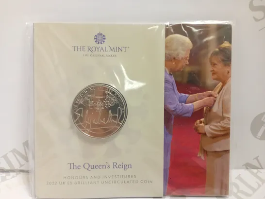 THE ROYAL MINT `THE QUEENS REIGN` UNCIRCULATED £5 COLLECTABLE COIN